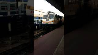 preview picture of video '13418 Up Malda Town Digha weekly express entering Malda Town Station with an ANDAL(UDL)WDP4D'