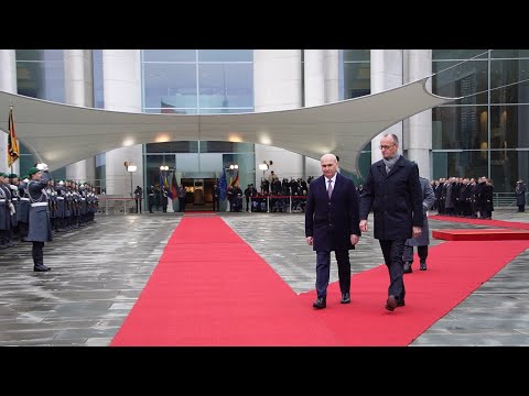 Militärische Ehren - Rumäniens Ministerpräsident Ilie Bolojan