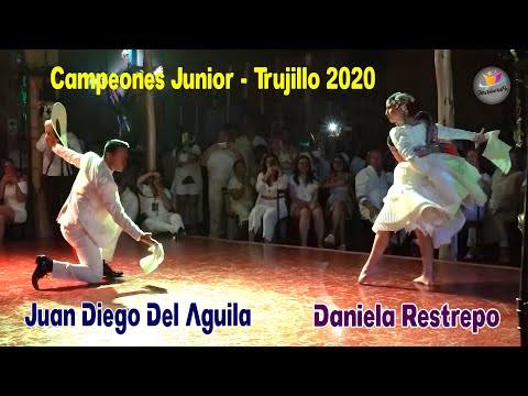 "Marinera de corazón" con campeones Junior 🏆en la Peña DelCarajo. Daniela Restrepo y Juan Del Aguila