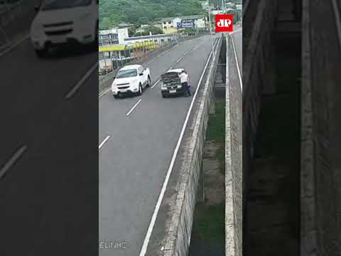 Motorista morre após ser arremessado de viaduto em acidente no RS #shorts