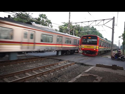 Jalur rel kereta api paling ngebut perlintasan rame, berpapasan seru banget lihatnya