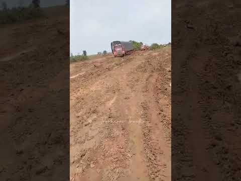 Caravana de Camiones enterrados por la vía a Puerto Carreño VICHADA #trucks #camiones #colombia