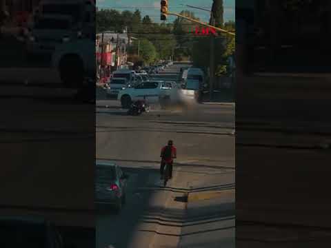 Impresionante choque en Plottier entre una moto y una camioneta