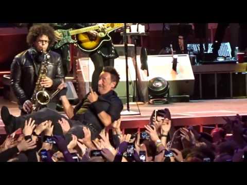 Bruce Springsteen Crowd surfing at the end of Hungry Heart