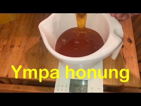 Preparing honey before putting it in a jar / Ympa honung
