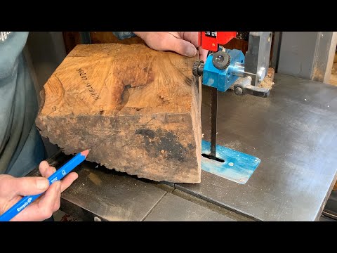 Richard Raffan verarbeitet gespaltene Himalaya-Zeder zu Drechselrohlingen