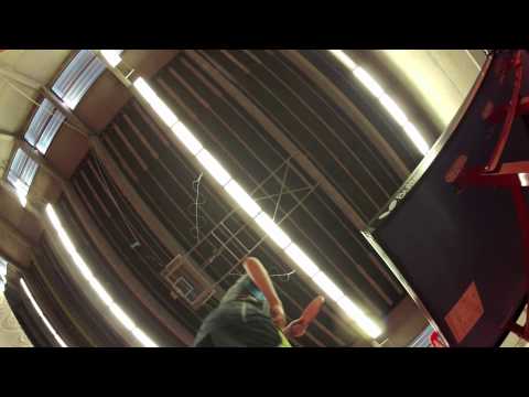 Bordtennislandsholdsspiller Mikkel Hindersson viser smashfærdigheder