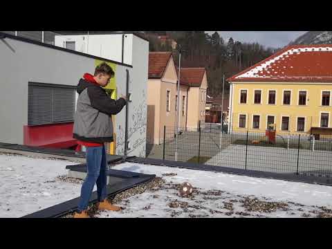 Brcanje žoge iz strehe jedilnice na igrišče