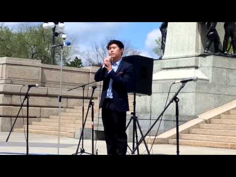 Cody Lee singing on Hmong American Day