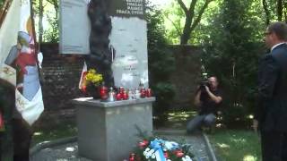 Pod pomnikiem ofiar ludobójstwa na Wołyniu,  Cmentarz Rakowicki, Kraków