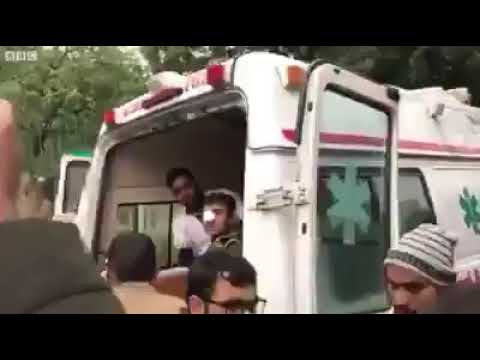 जामिया के स्टूडेंट्स की ओर से की गई पत्थरबाजी में कईं पुलिसकर्मियों को भी चोटें आई.. जामिया के स्टूडेंट्स की ओर से की गई पत्थरबाजी में कईं पुलिसकर्मियों को भी चोटें आई..