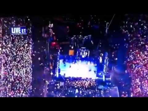 Justin Bieber canta Let It Be - Times Square 2012