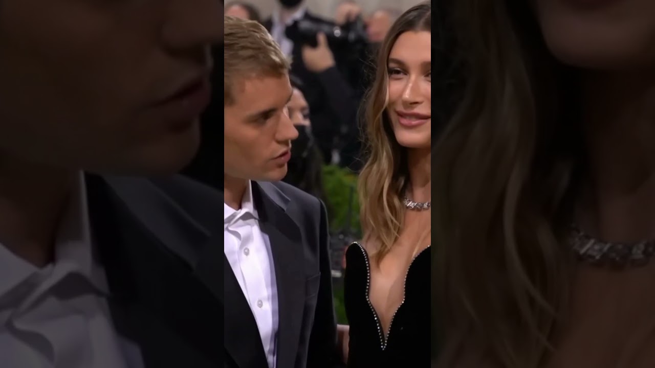 Justin Bieber gave his wife Hailey a cute kiss at #Coachella over the weekend.