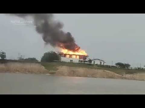 Incêndio devasta Barracão da Fazenda Pau D’Óleo em São Francisco