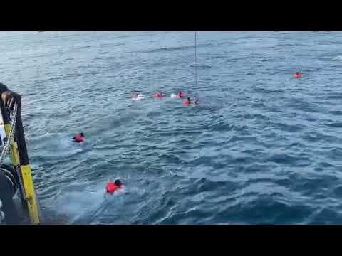 Open Arms, altri 48 si gettano in mare. Da 10 giorni al largo di Palermo Open Arms, altri 48 si gettano in mare. Da 10 giorni al largo di Palermo