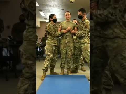 Treinamento Militar com choque elétrico #shorts #treinamento #choqueeletrico