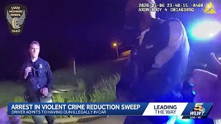 Download lagu Video menunjukkan penangkapan setelah seorang pengemudi melarikan diri dari polisi dan mengakui m... mp3