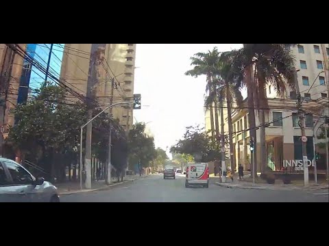 Dirigindo na Rua Tabapuã, no bairro do Itaim Bibi, em São Paulo
