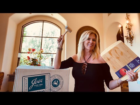 How to order Joe’s Stone Crab 🦀 | How to crack a STONE CRAB #crab