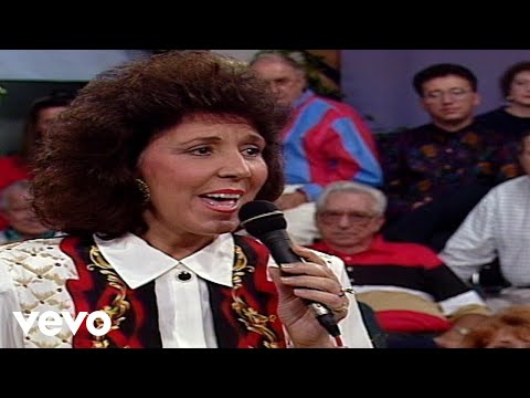 Bill & Gloria Gaither - Mary Wrapped a Present [Live] ft. Connie Hopper