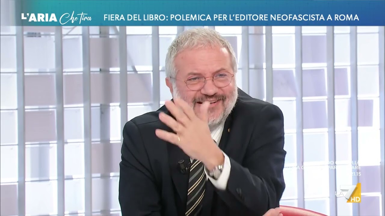 Volano stracci tra Angelo Bonelli e Claudio Borghi: "La mano te la metti in quel posto!", "Ma ...