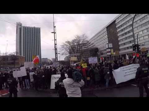 Pro und kontra deutsches Asylrecht: Mehr als 500 Menschen demonstrieren in Chemnitz