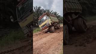Download lagu Mobil Truck Canter 125 Ps Nyaris terbalik,Ajaib Bisa Selamat ‼️🔥 #truck #trukoleng #funny #amazing mp3