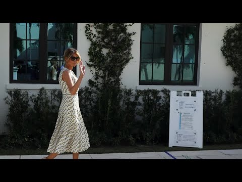 メラニア・トランプ大統領夫人がフロリダで投票を行う - ニュース (First lady Melania Trump casts her ballot in Florida - News)