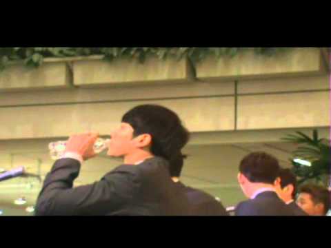 2AM at Koreatown Plaza LA: Seulong's Sexy Water Drinking