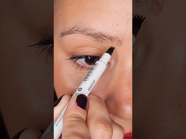 Vídeo relacionado con Lápiz de cejas Microblading resistente al agua, Eyebrow Pencil Marrón oscuro, Lápiz de cejas 2 en 1 y gel sellador, Maquillaje para cejas que crea trazos que imitan el vello