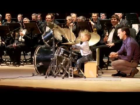 Маленький мальчик на барабанах отжигает