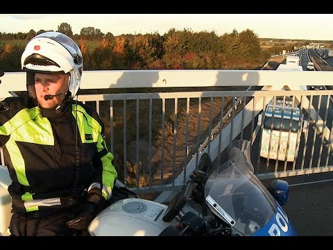 Mc-polis stoppar lastbilar på E6