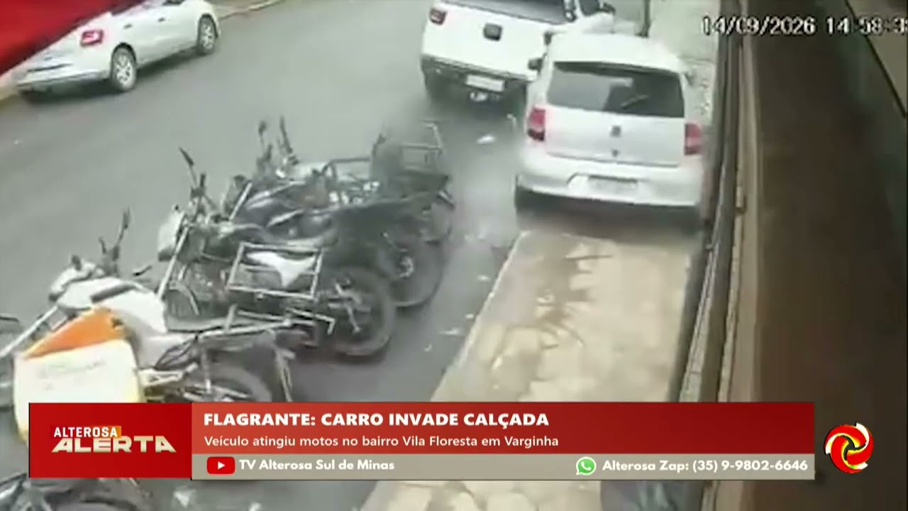 Carro invade calçada e atinge motos em Varginha