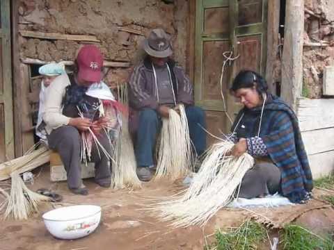 パナマハットの製造方法 - クエンカの伝統 (How Panama Hats are Made - A Cuencan Tradition)