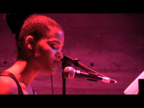 Leila Adu - Naive (live at Galapagos, NY)