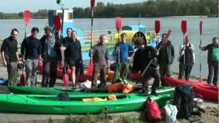 preview picture of video 'Na starcie spływu kajakowego Wisłą w Latkowie pod Magnuszewem - 29.09.12.'