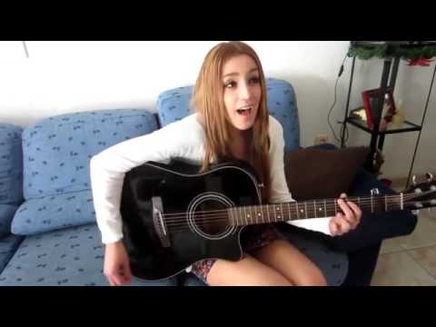 Девушка круто поет под гитару! очень красивая песня