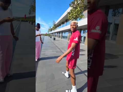 Victor Osimhen introduce the fans he invited to watch him play to the Galatasaray president.🤝