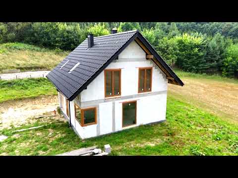 Mały domek pod lasem z brązowymi oknami | Realizacje | Feneste