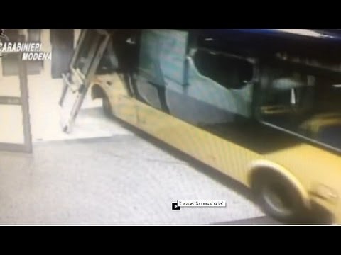 Scorribanda criminale in bus di tre minorenni carpigiani