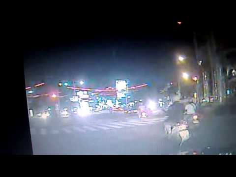 Acidente de carro, saída da estrada Kaohsiung Zhongzheng Wufu