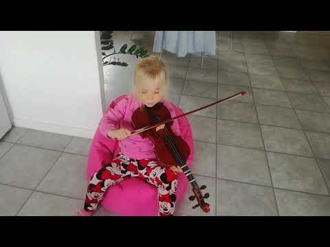 Emma lære at spille violin