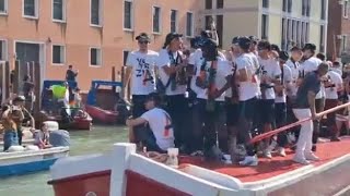 Festa Venezia in Serie A: il corteo acqueo lungo il Canal Grande tra fumogeni, bandiere, canti e ...