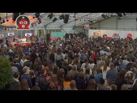 Overvolle Rode Neuzen Dag-tent zingt voor jarige Bazart-frontman Mathieu