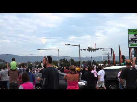 Qantas QF7474 very low fly over approach to small regional airport. #QFfarewellOJA