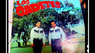 Los Cadetes Samuel y Homero  un papel sobre la mesa