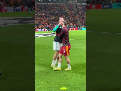 🇭🇺 Szoboszlai, milli takımdan arkadaşı Sallai ile şakalaşıyor. 😅