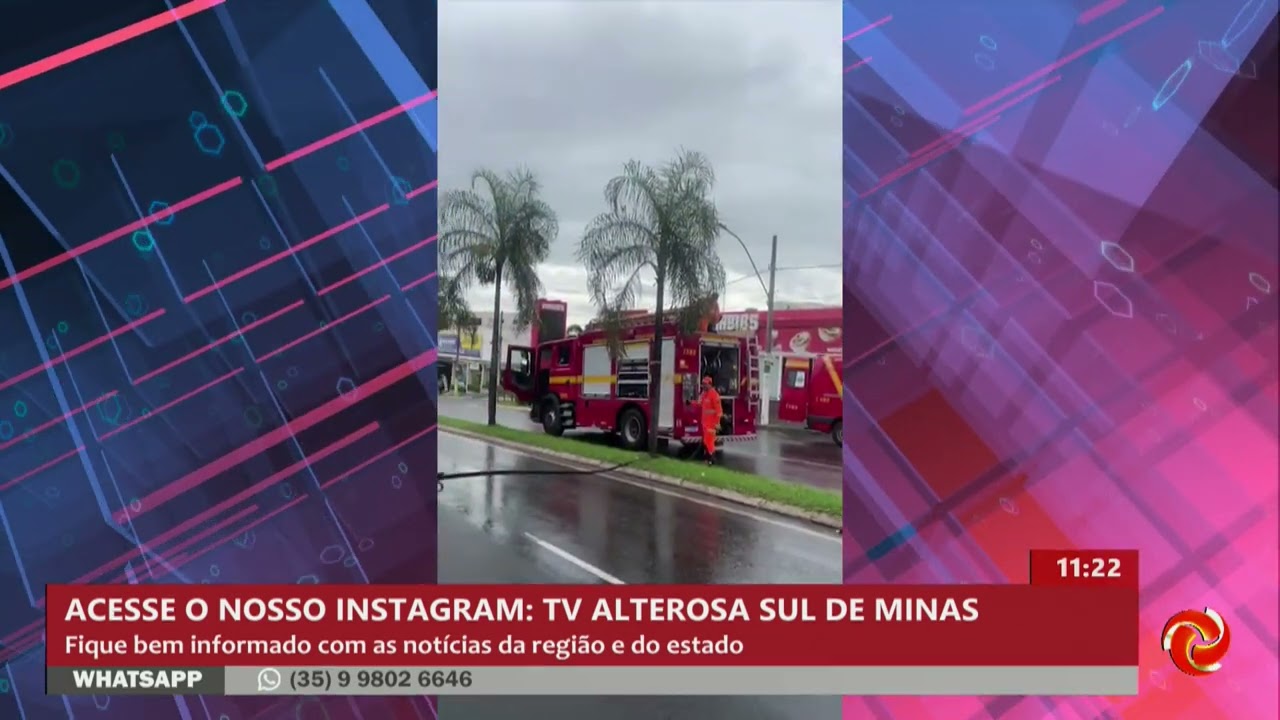 Carro pega fogo na Avenida da Moda em Passos