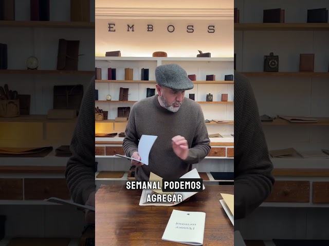 Vídeo relacionado con moonster® Cuaderno A5 Recargable con Funda de Cuero – Bloc de Notas con Tapas de Cuero Auténtico Repujado a Mano y Portalápices –Incluye Libreta A5 a Rayas y Bolígrafo – Cuaderno de Cuero