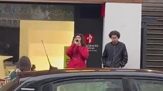 L'omaggio a Ornella Vanoni, una ragazza suona con la tromba «Senza fine» sotto la pioggia